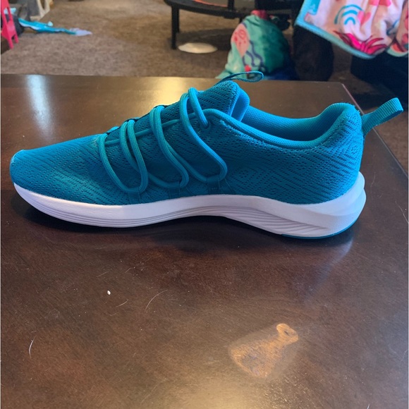 Women's Puma Trainers - Picture 3 of 8